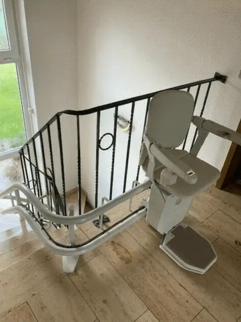 Bottom-floor curved stairlift installation in Shidler