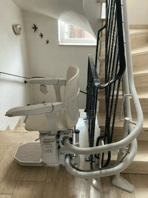 Side view of curved stairlift mid-level curve in Shidler