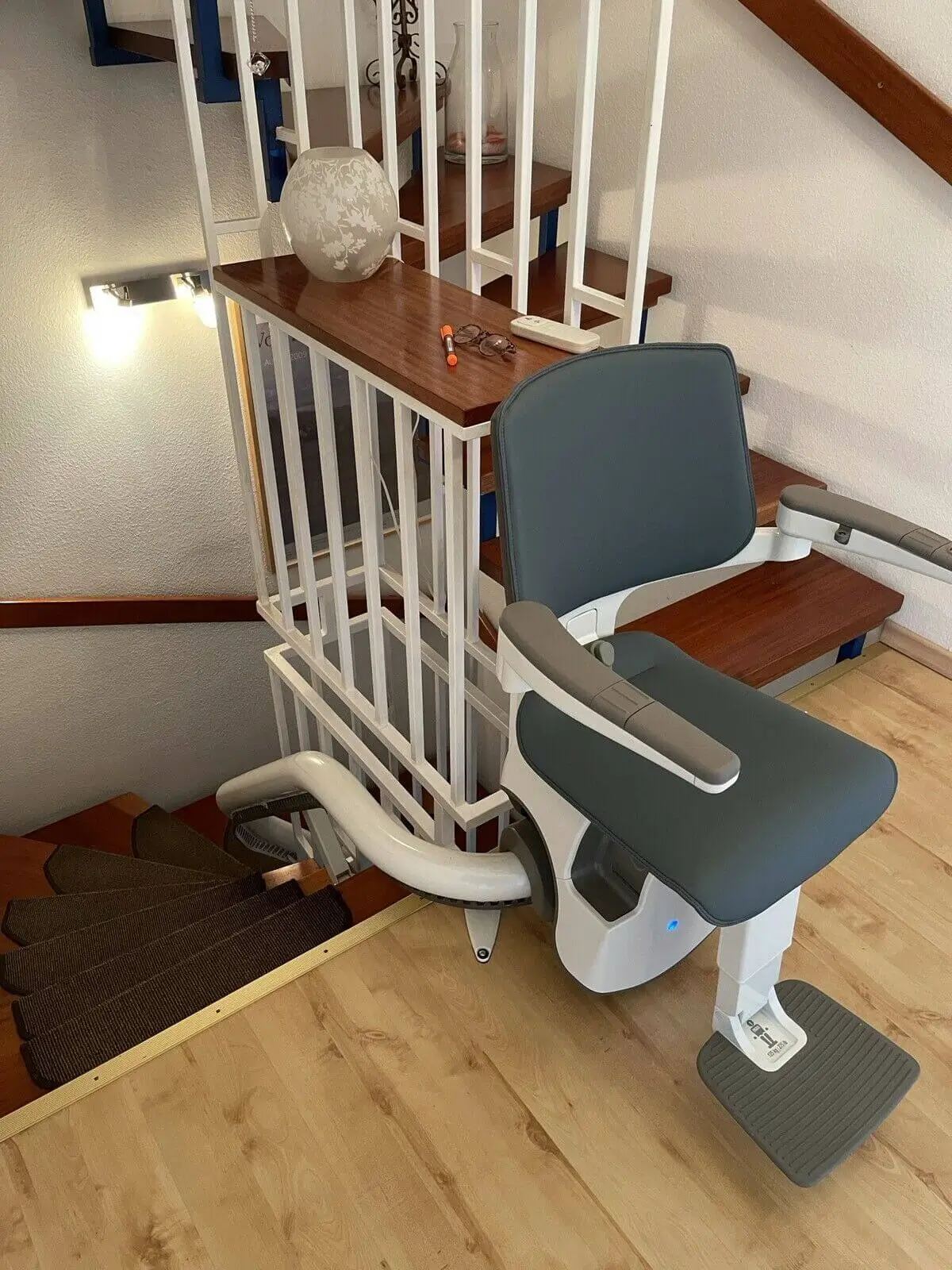 Modern seat lift with slim single-rail track in Shidler